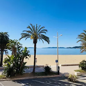 Appartement T2 Front De 2pers 1 Minute De La Plaget2 De 44 M2 Terrasse 16m2 , Vue Panoramique Et En Face De La Cet Refait A Neuf Beneficie D'un Confort Et D Un Equipement Optima Cet Est Ideal Pour 2 Personnes Avec Sa Ch, Le Lavandou